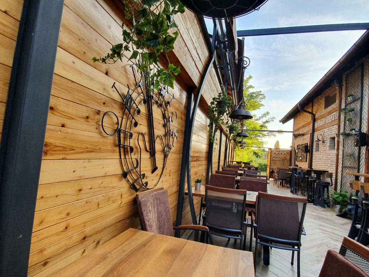 Oldbrick Pub Hotel Sombor Exterior photo